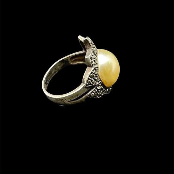 Vintage sterling, marcasite, and pearl ring - Picture 3 of 3